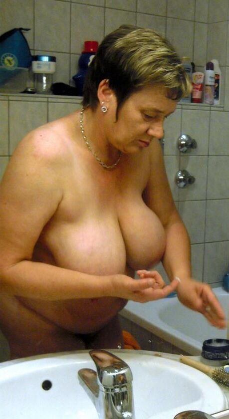 Mature avec de gros seins flasques exposés