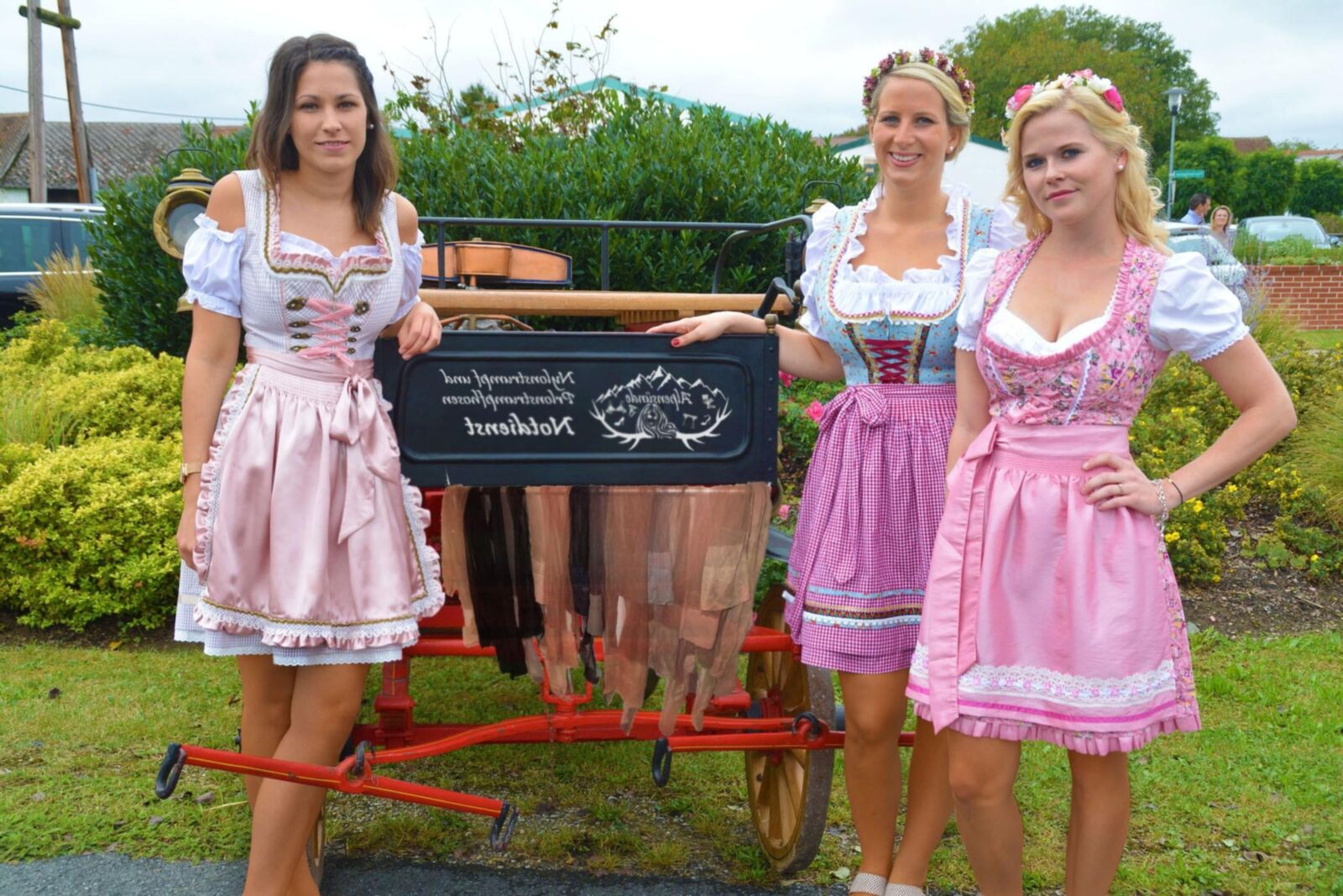 Fesche Madln im Dirndl ZumiHundertfünfundneuzig Ste`n