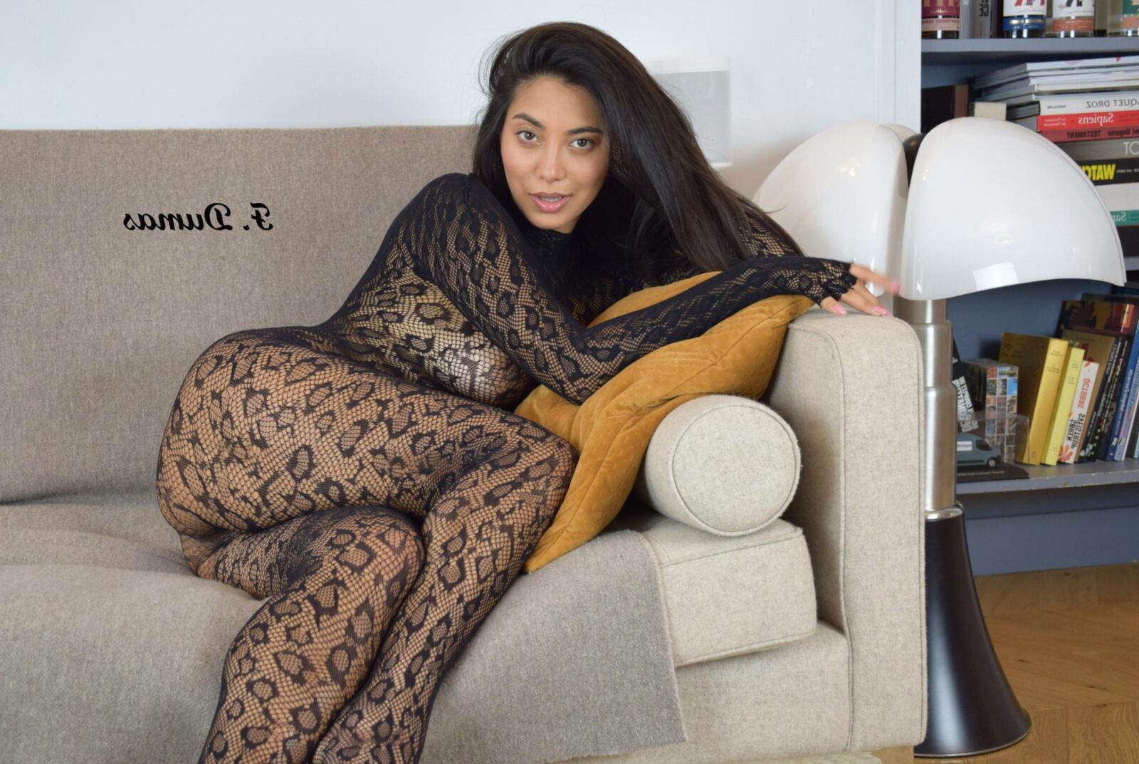 Amina im bloßen Bodysuit