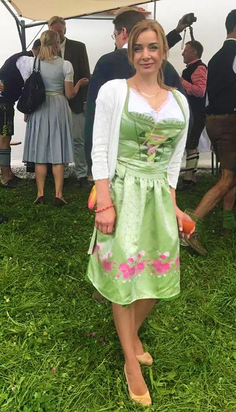 Fesche Madln im Dirndl ZumiHundertfünfundneuzig Ste`n