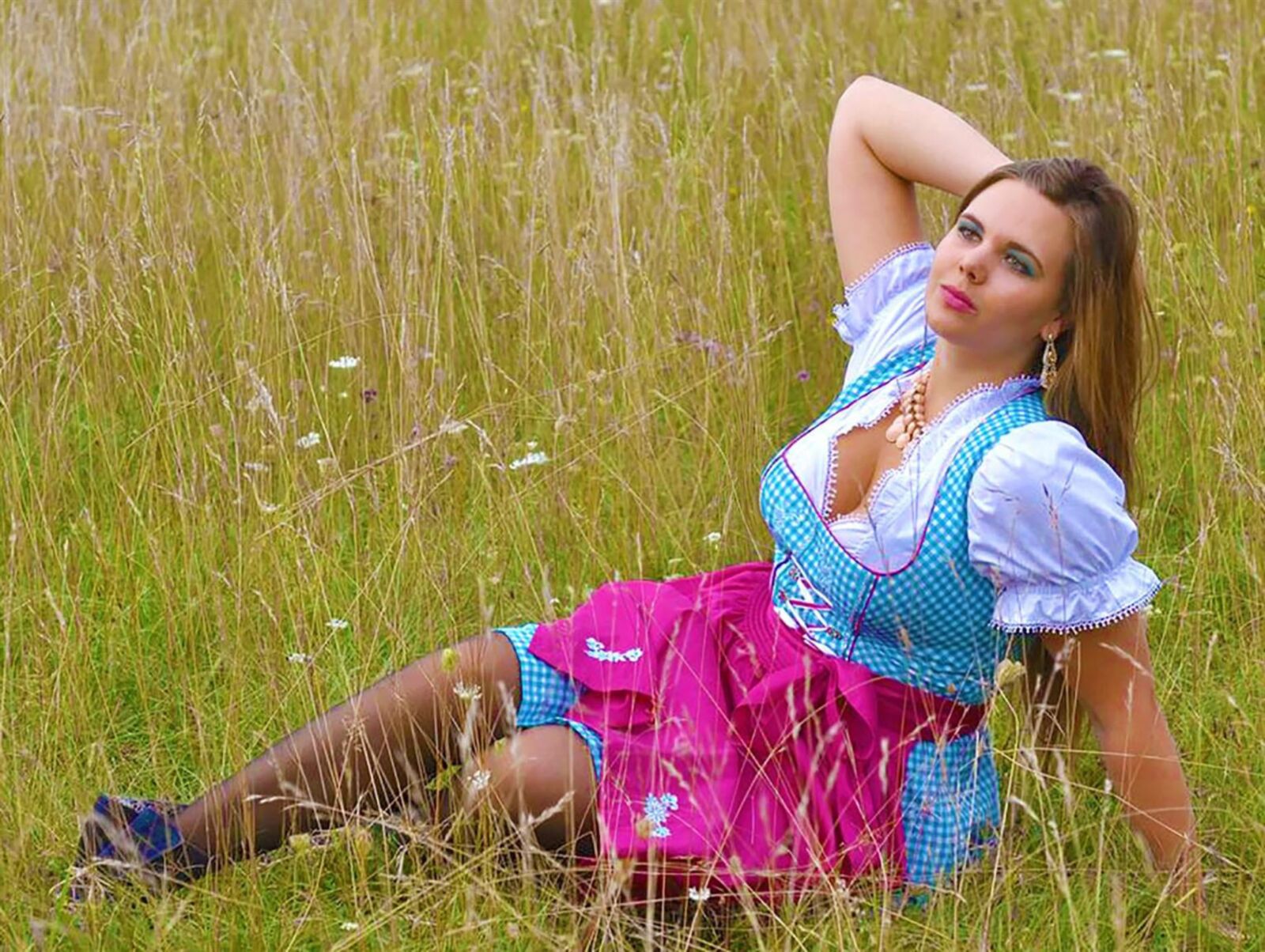 Fesche Madln im dirndl Zum dreihundertfünfundneuzig Ste'n