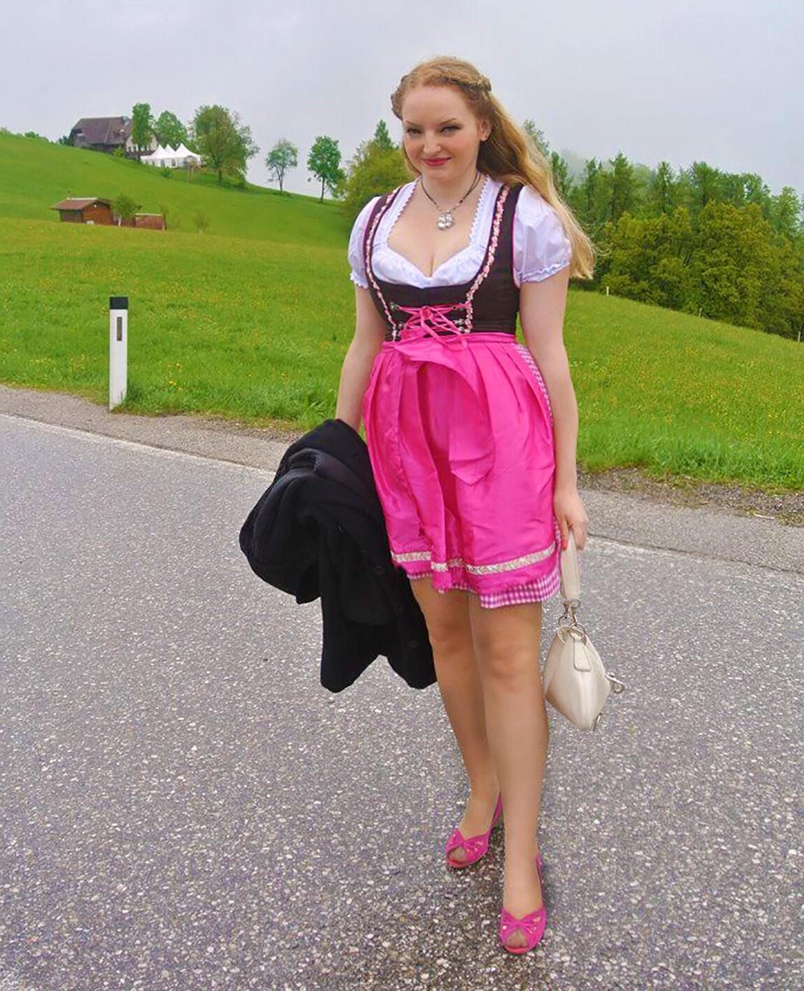 Fesche Madln im dirndl Zum dreihundertfünfundneuzig Ste'n