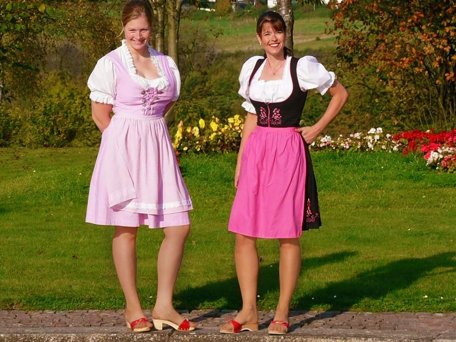 Fesche Madln im Dirndl ZumiHundertfünfundneuzig Ste`n