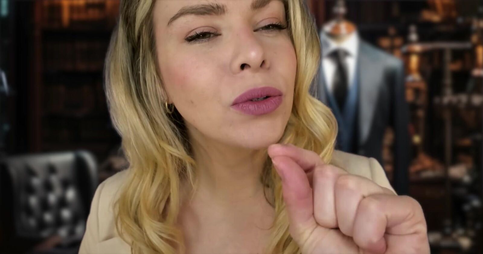 Murmuros escoceses ASMR Private Suit Fiting Lauren Woods