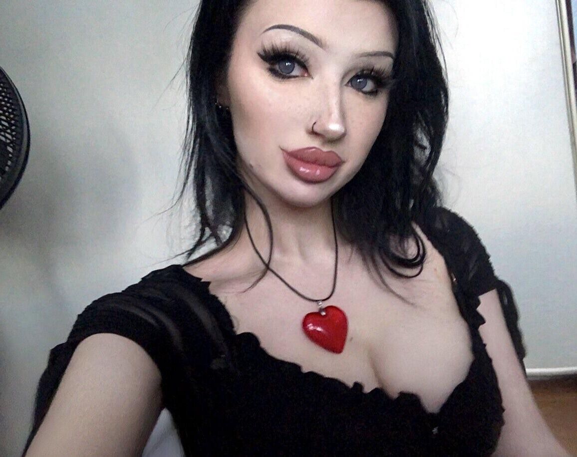 Bunni Cula Busty Goth