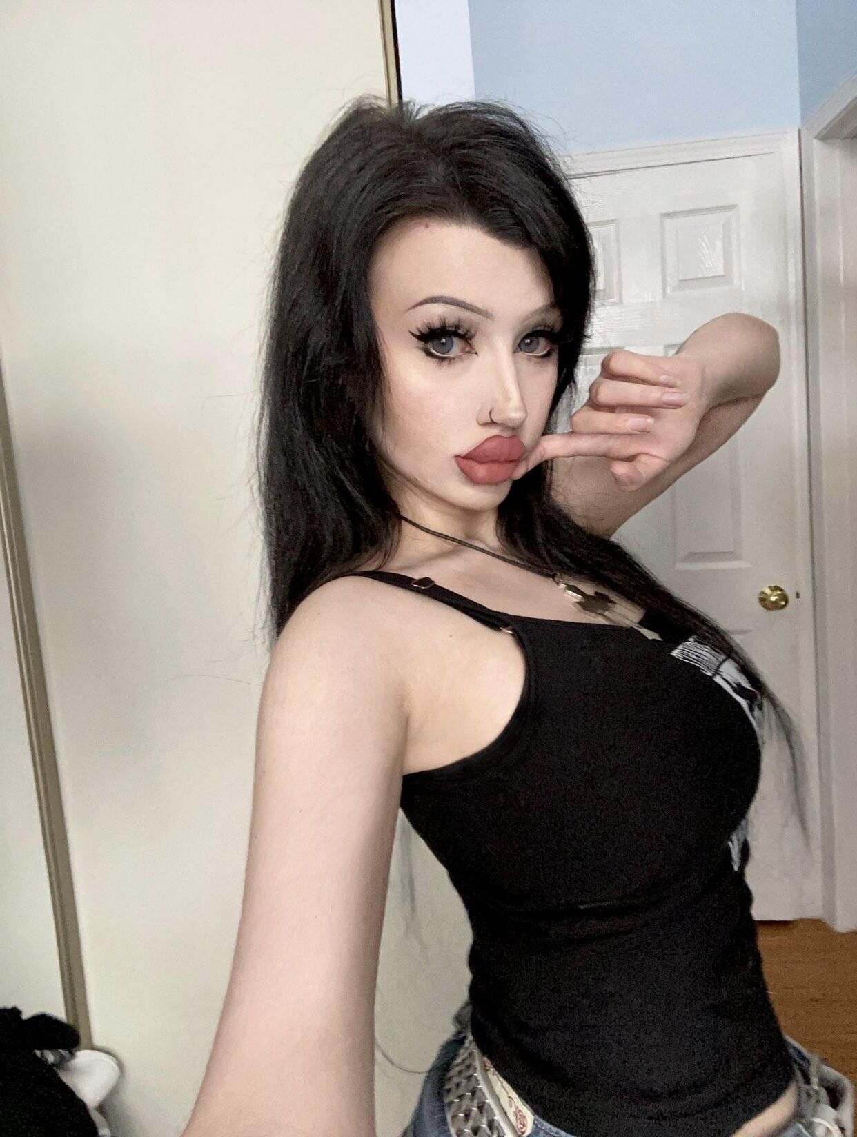 Bunni Cula Busty Goth