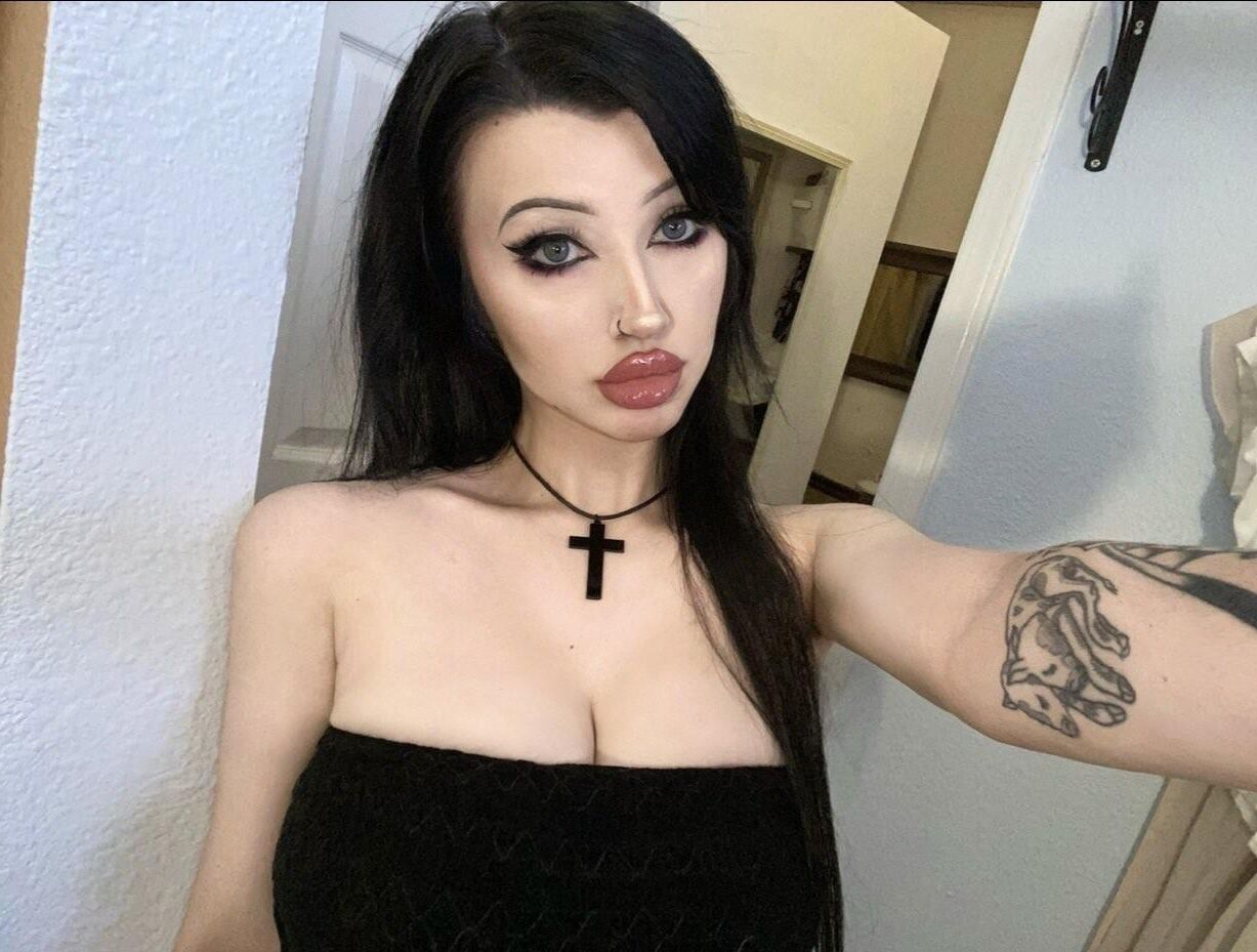 Bunni Cula Busty Goth