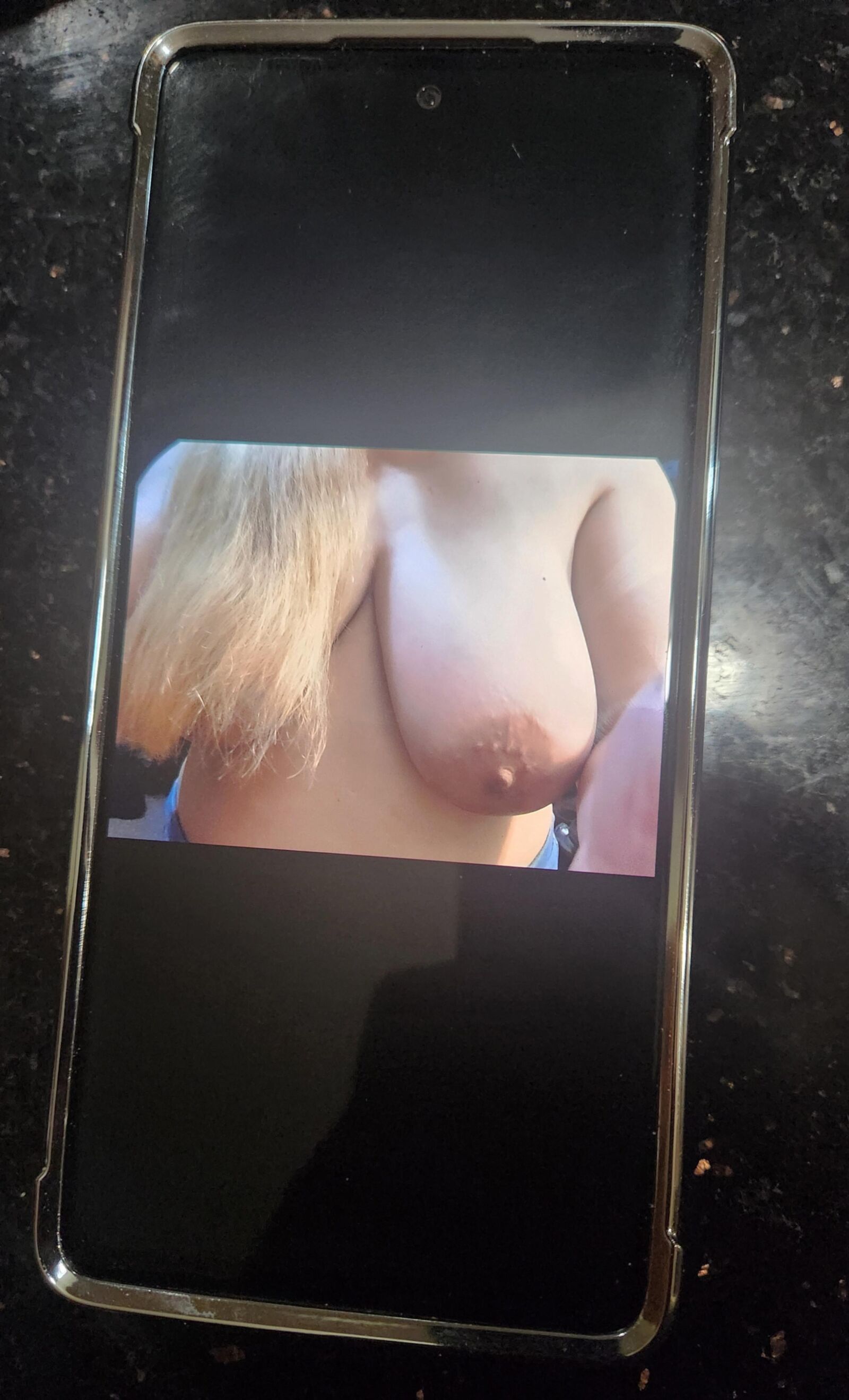 Milf Mom Nudes am Telefon ist durchgesickert