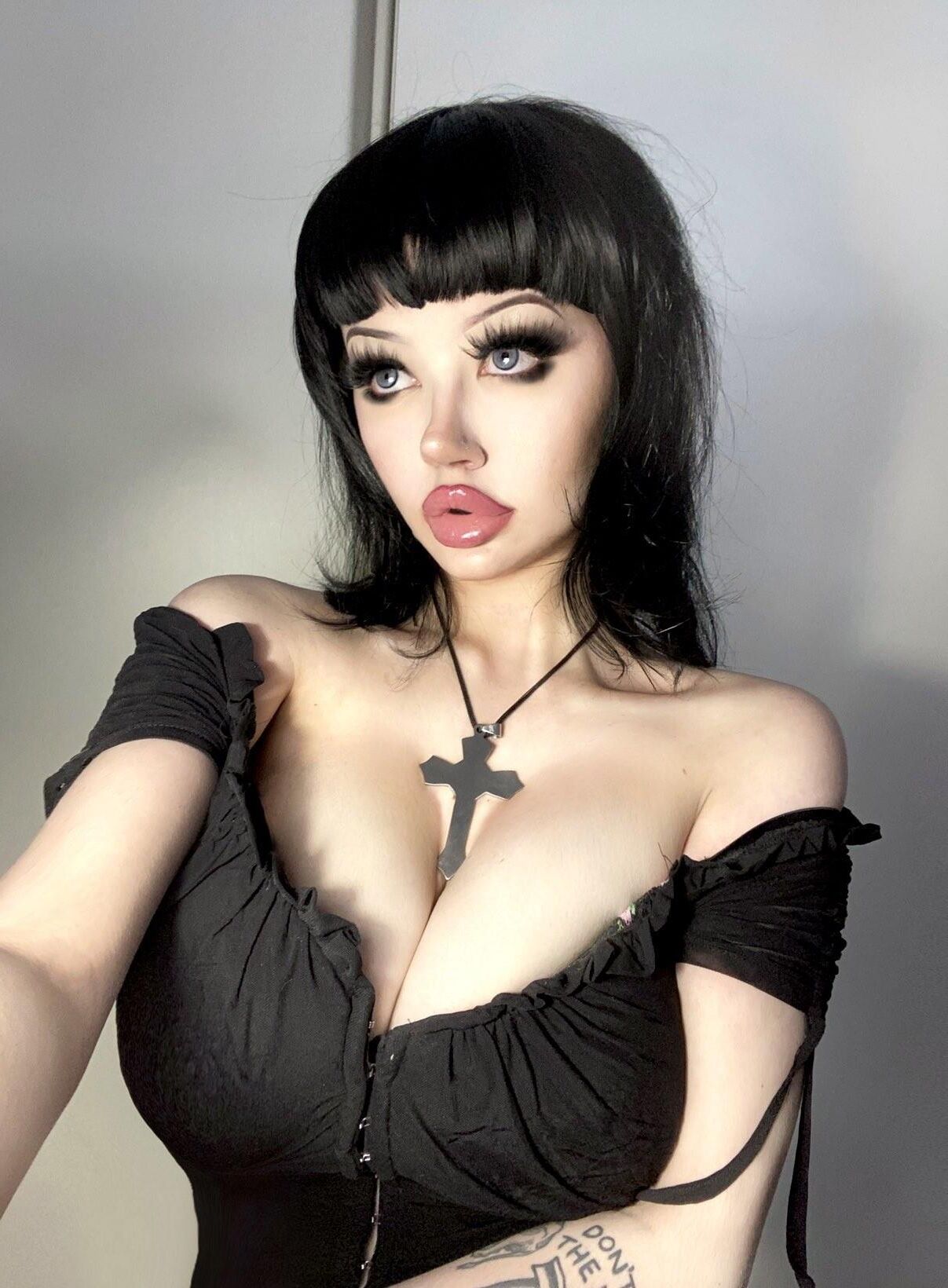 Bunni Cula Busty Goth