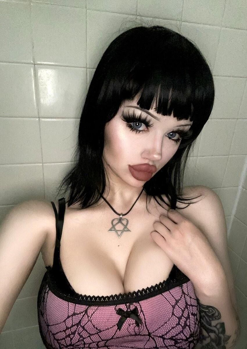 Bunni Cula Busty Goth