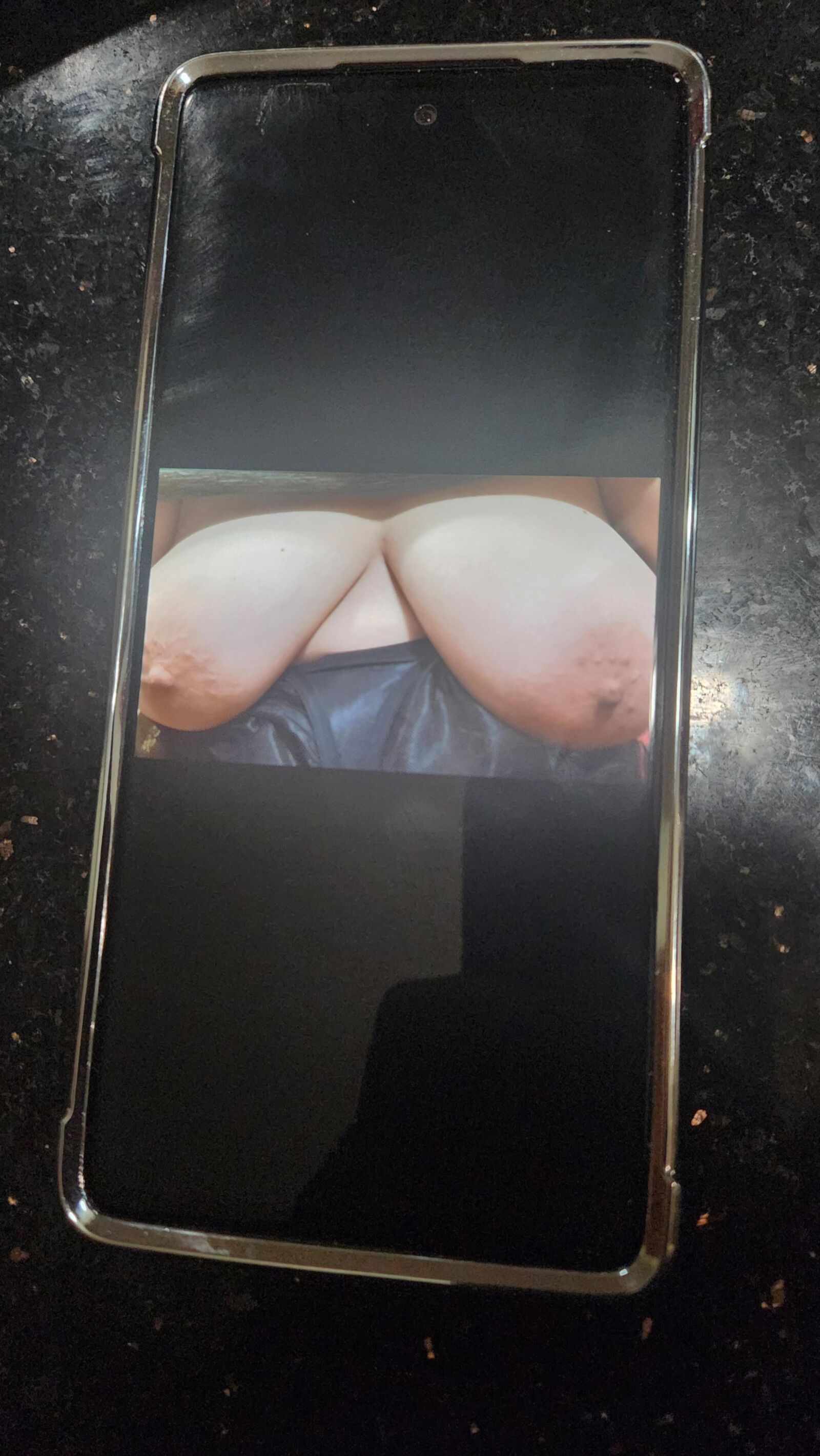 Milf Mom Nudes am Telefon ist durchgesickert