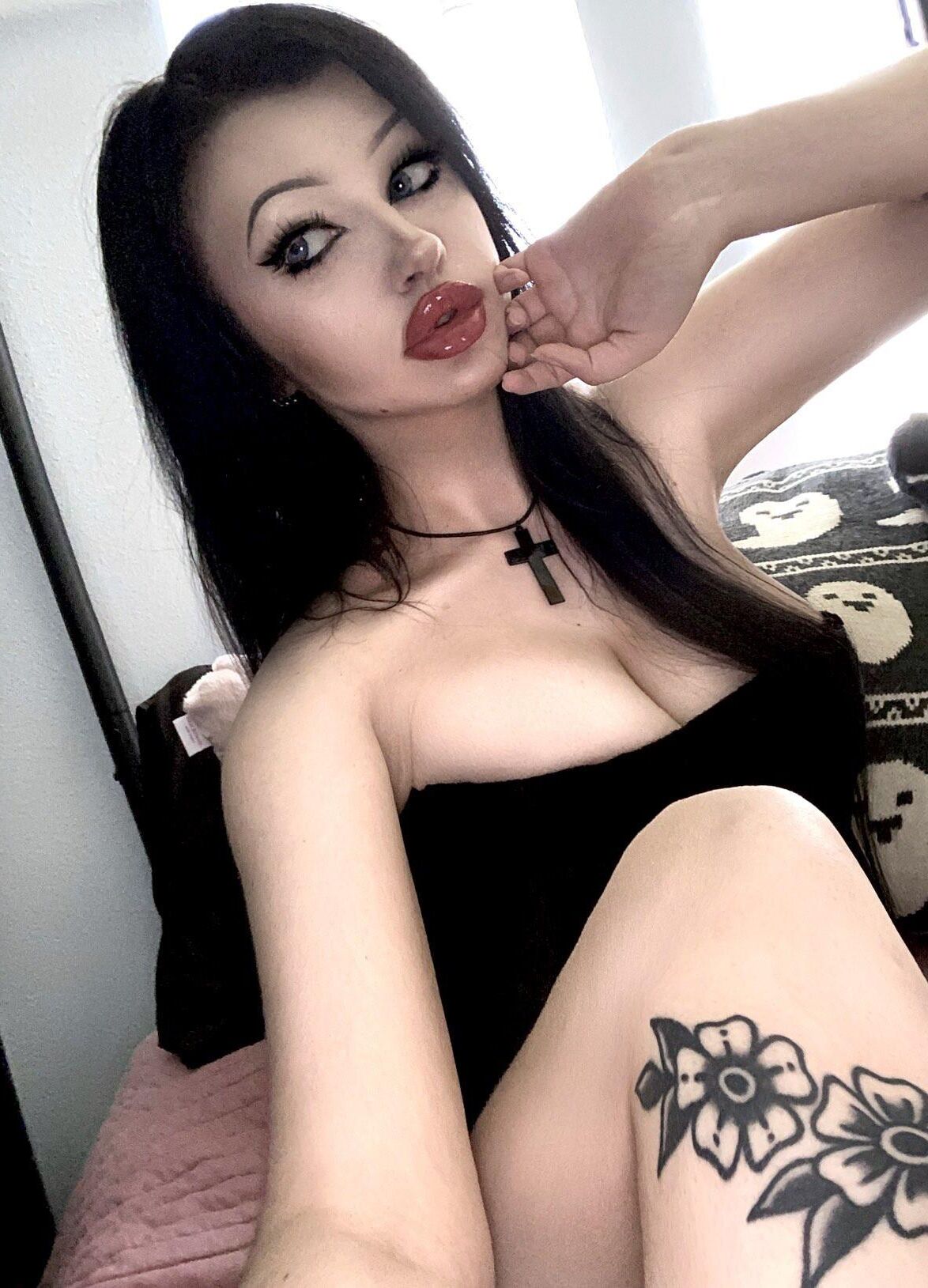 Bunni Cula Busty Goth