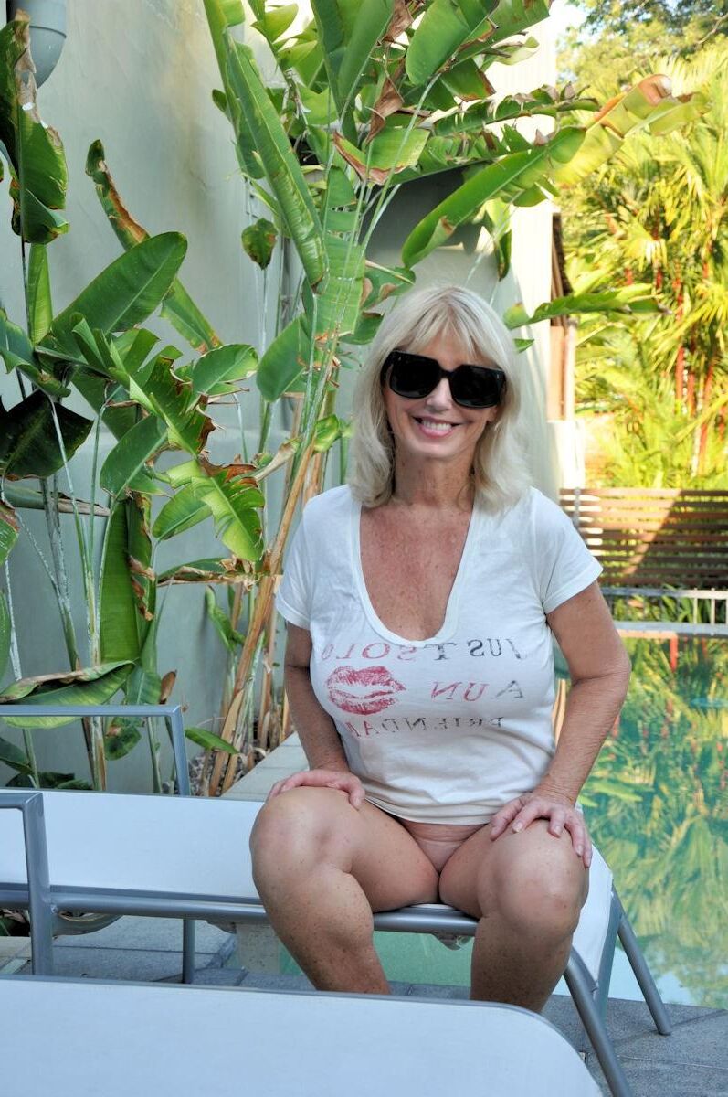 ❤️Lady Diane joue nue dans et par la piscine🥽❤️!