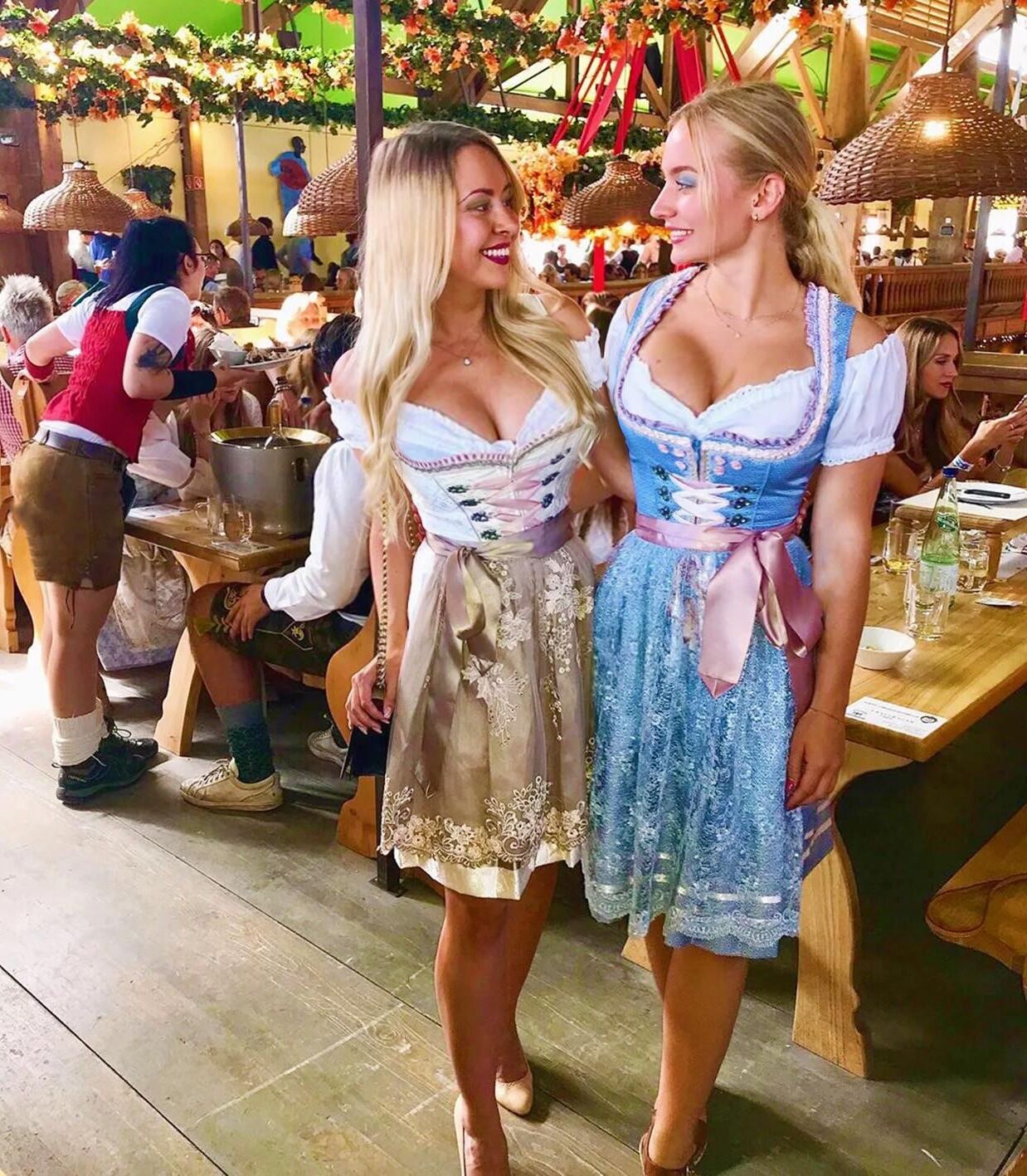 Fesche Madln im Dirndl ZumiHundertsechsundneuzigste`n