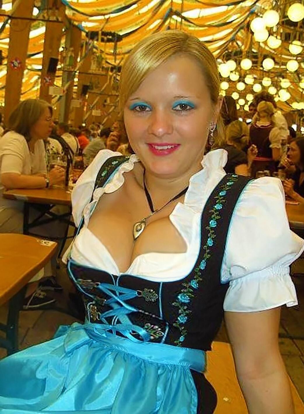 Fesche Madln im Dirndl Zum dreihundertsechsundneuzigste`n