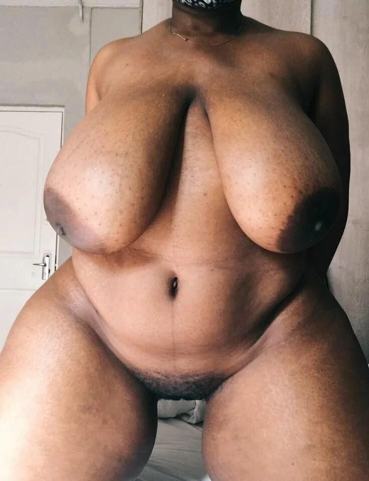 Afrikanische Milf Samme sehr schlaffe Titten riesige Waren