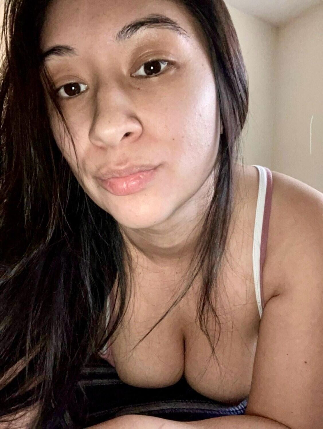 Hermosa esposa latina desnuda