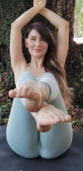 Hermosa Mujer Haciendo Yoga parte