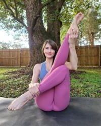 Hermosa Mujer Haciendo Yoga parte