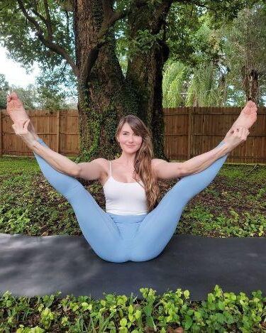 Hermosa Mujer Haciendo Yoga parte