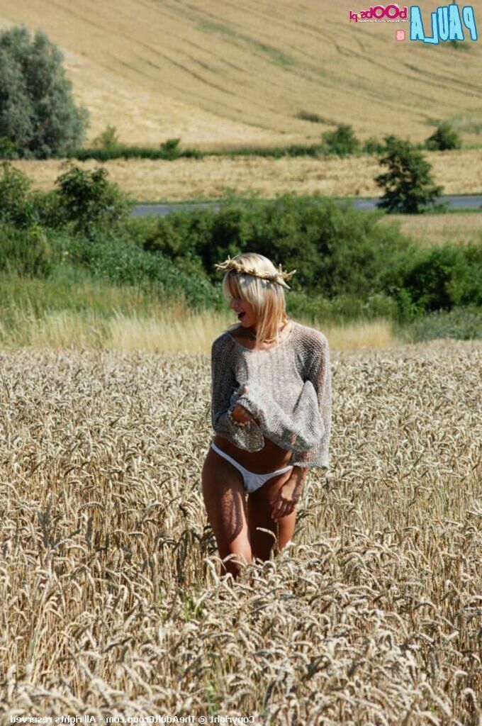 Carol Goldnerova als Paula tanzt auf dem Feld