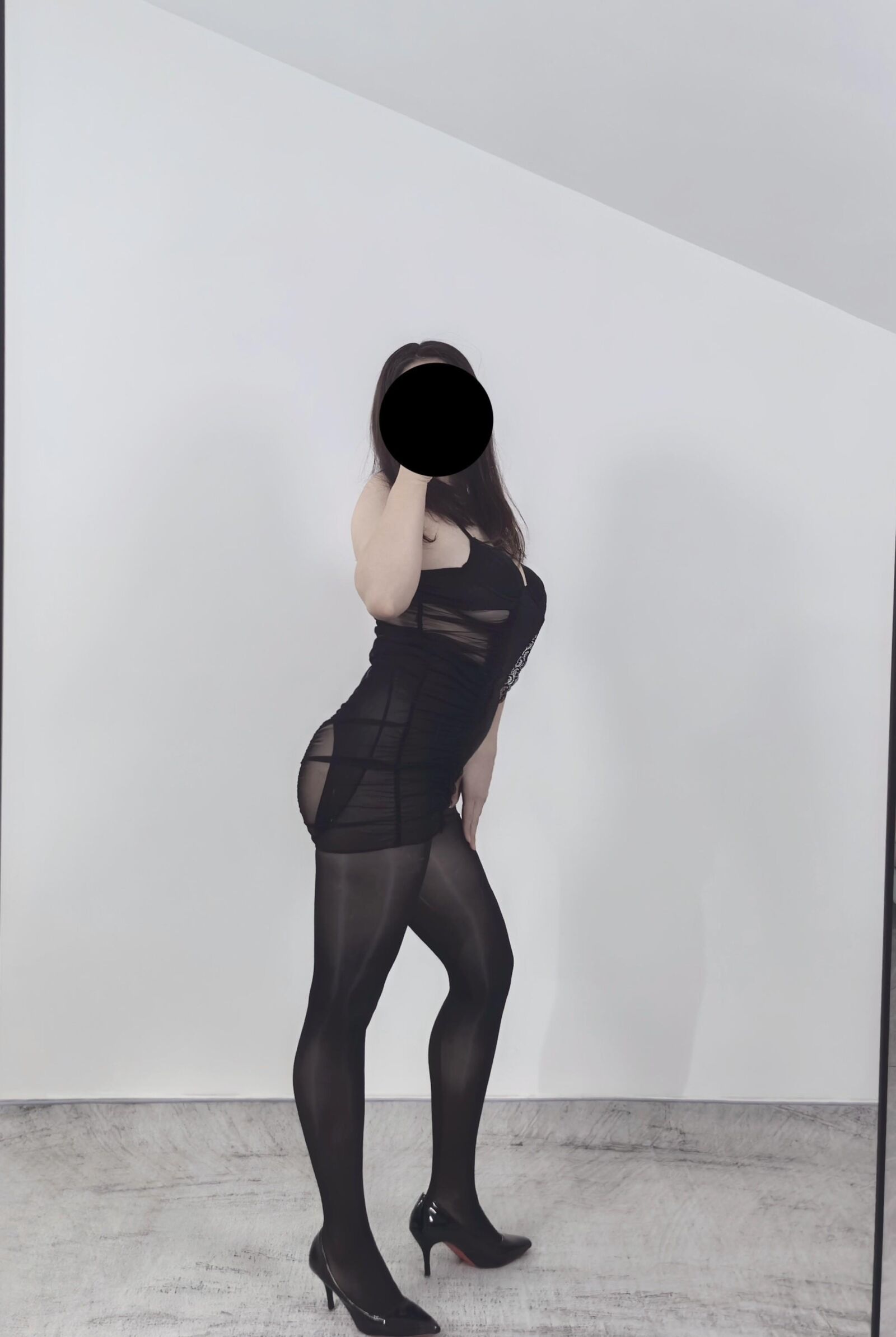 Esposa posando en nueva lencería para mí