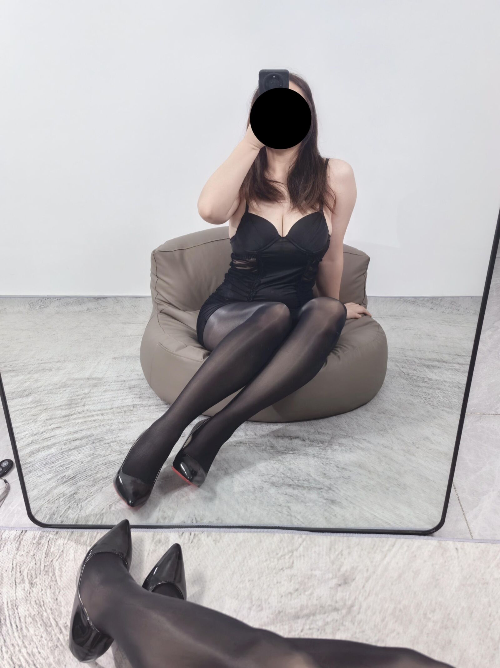 Esposa posando en nueva lencería para mí