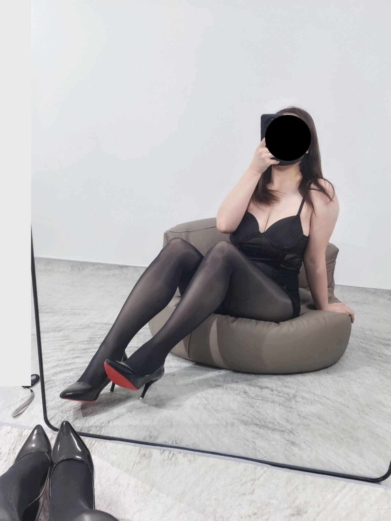 Esposa posando en nueva lencería para mí