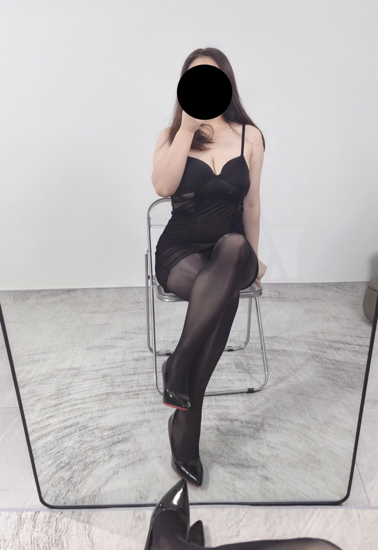 Esposa posando en nueva lencería para mí