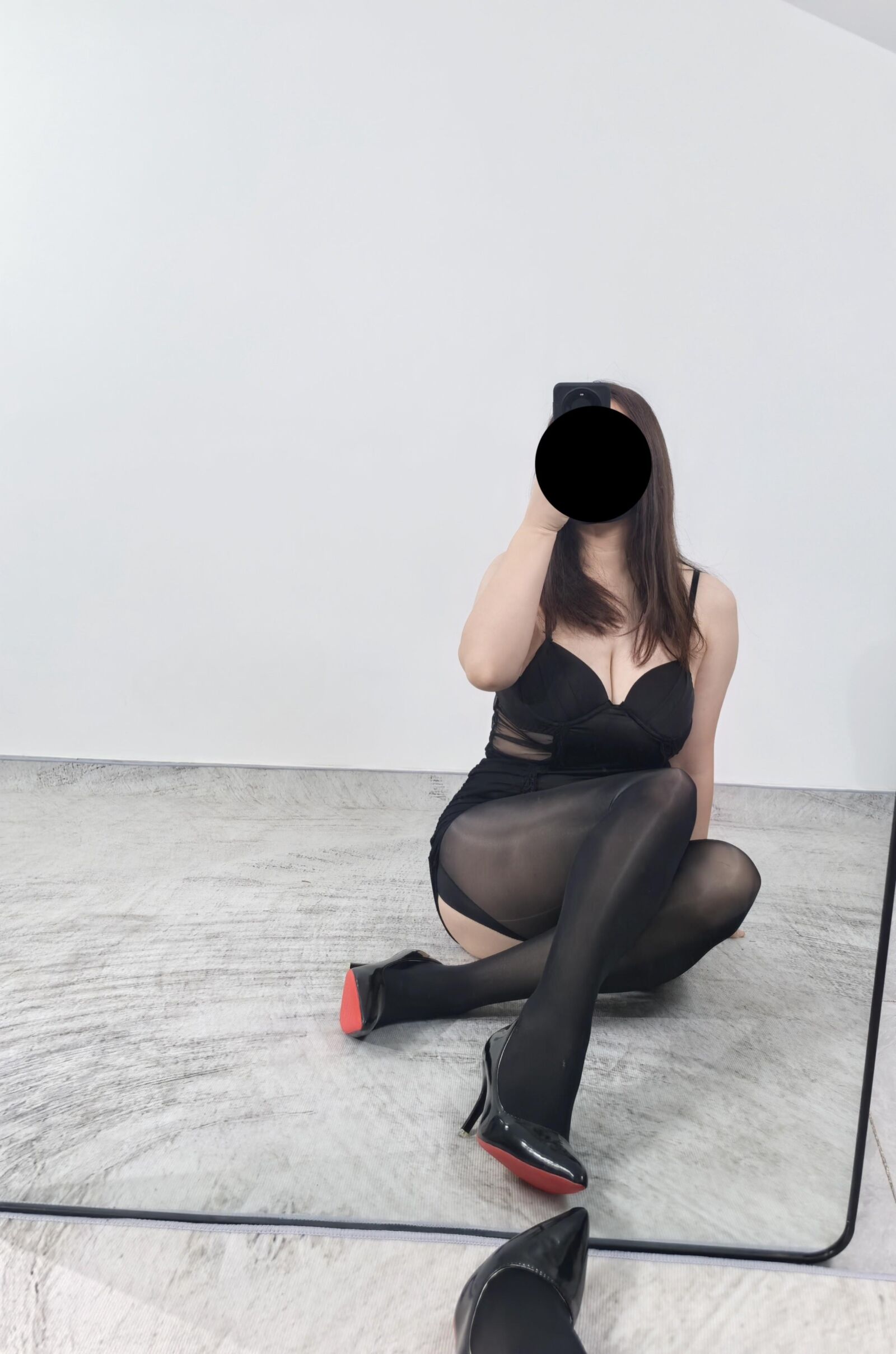 Esposa posando en nueva lencería para mí