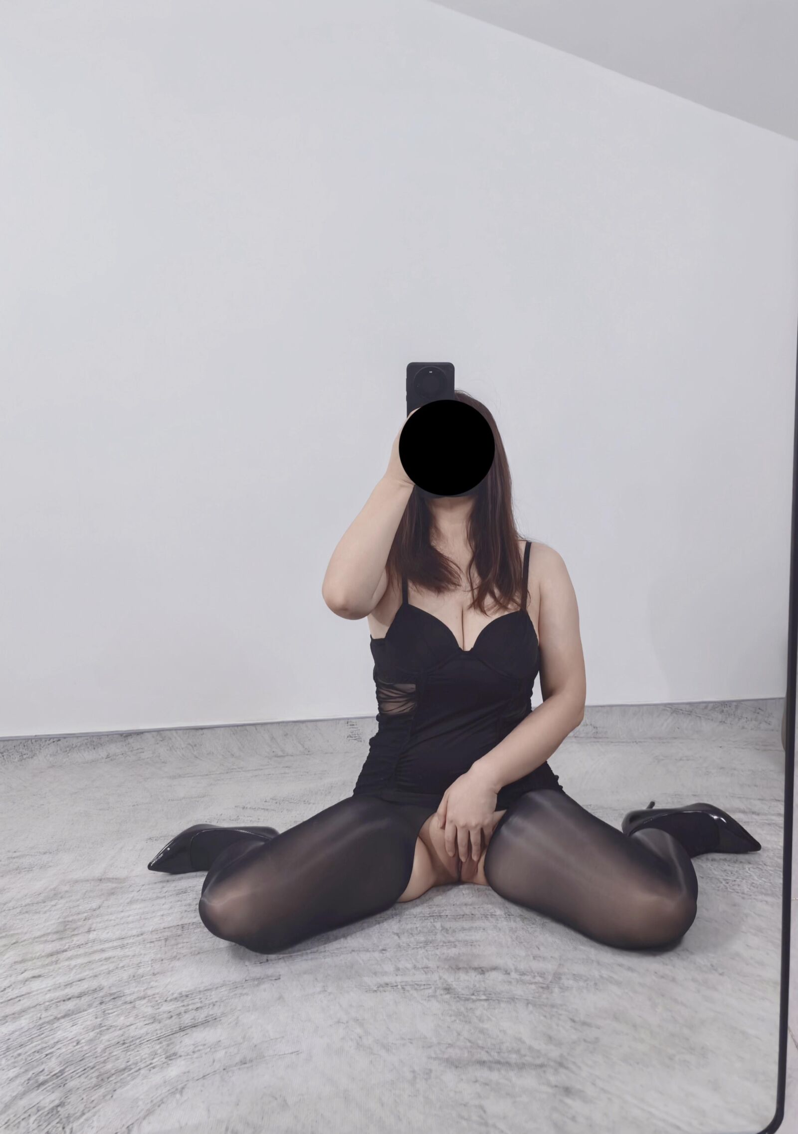 Esposa posando en nueva lencería para mí