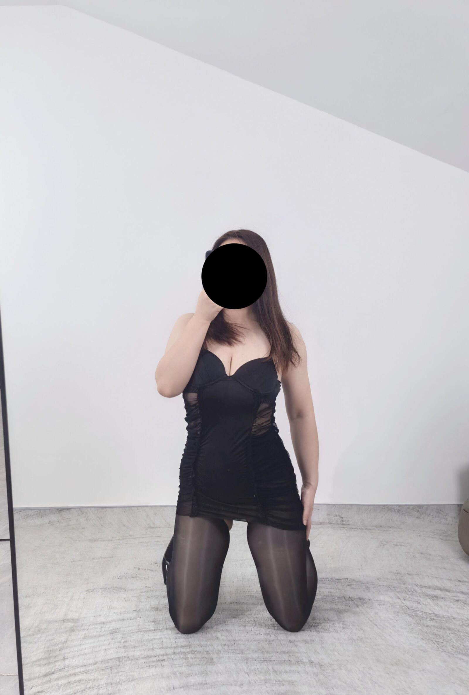 Esposa posando en nueva lencería para mí