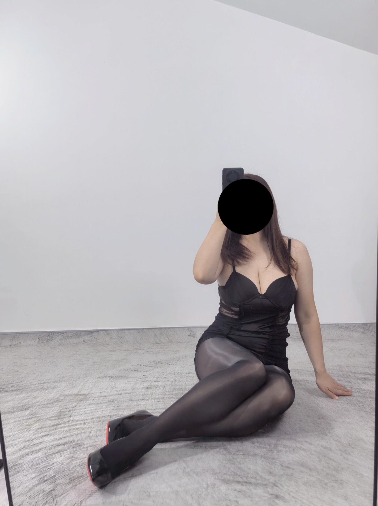 Esposa posando en nueva lencería para mí