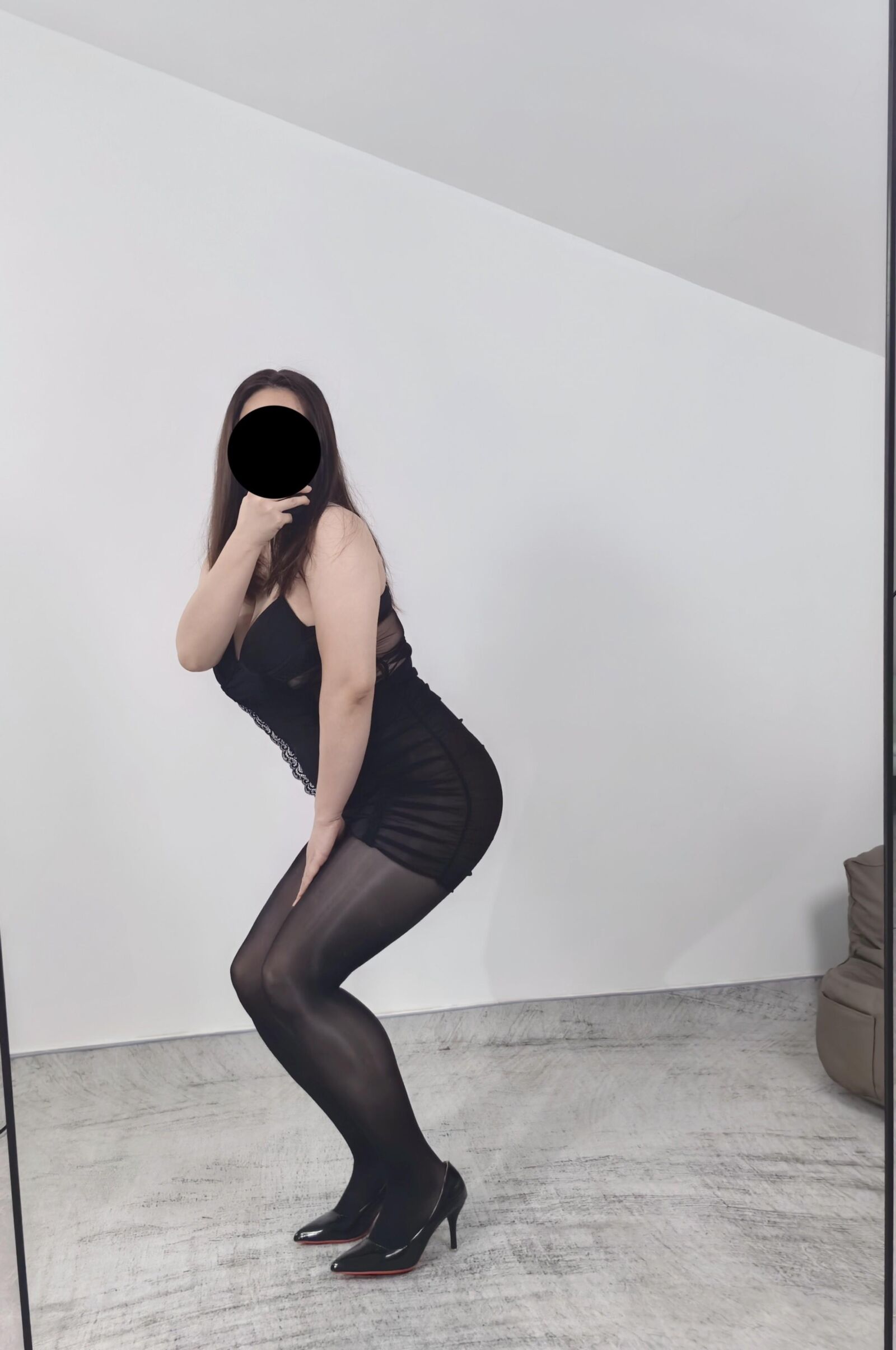 Esposa posando en nueva lencería para mí