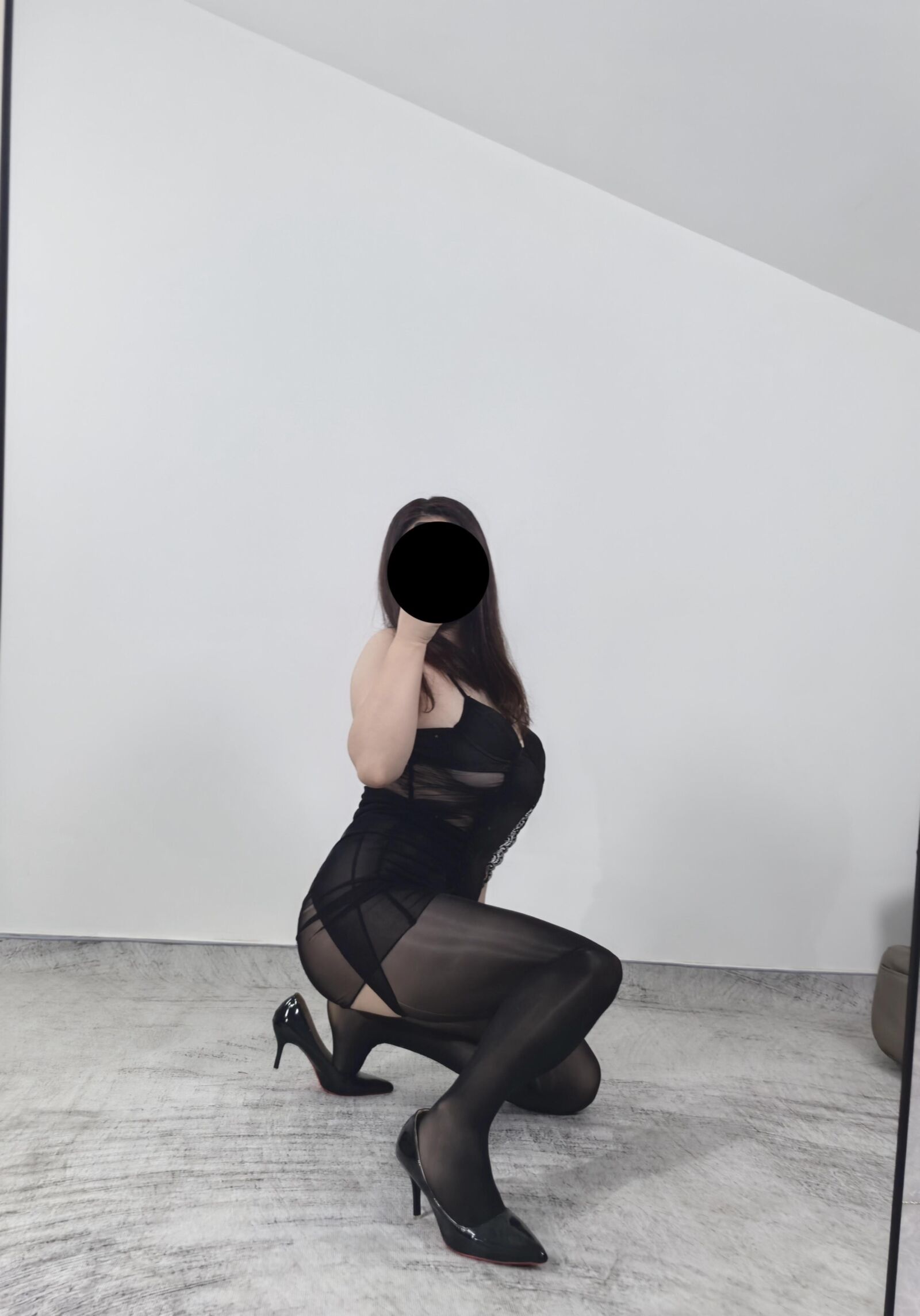 Esposa posando en nueva lencería para mí