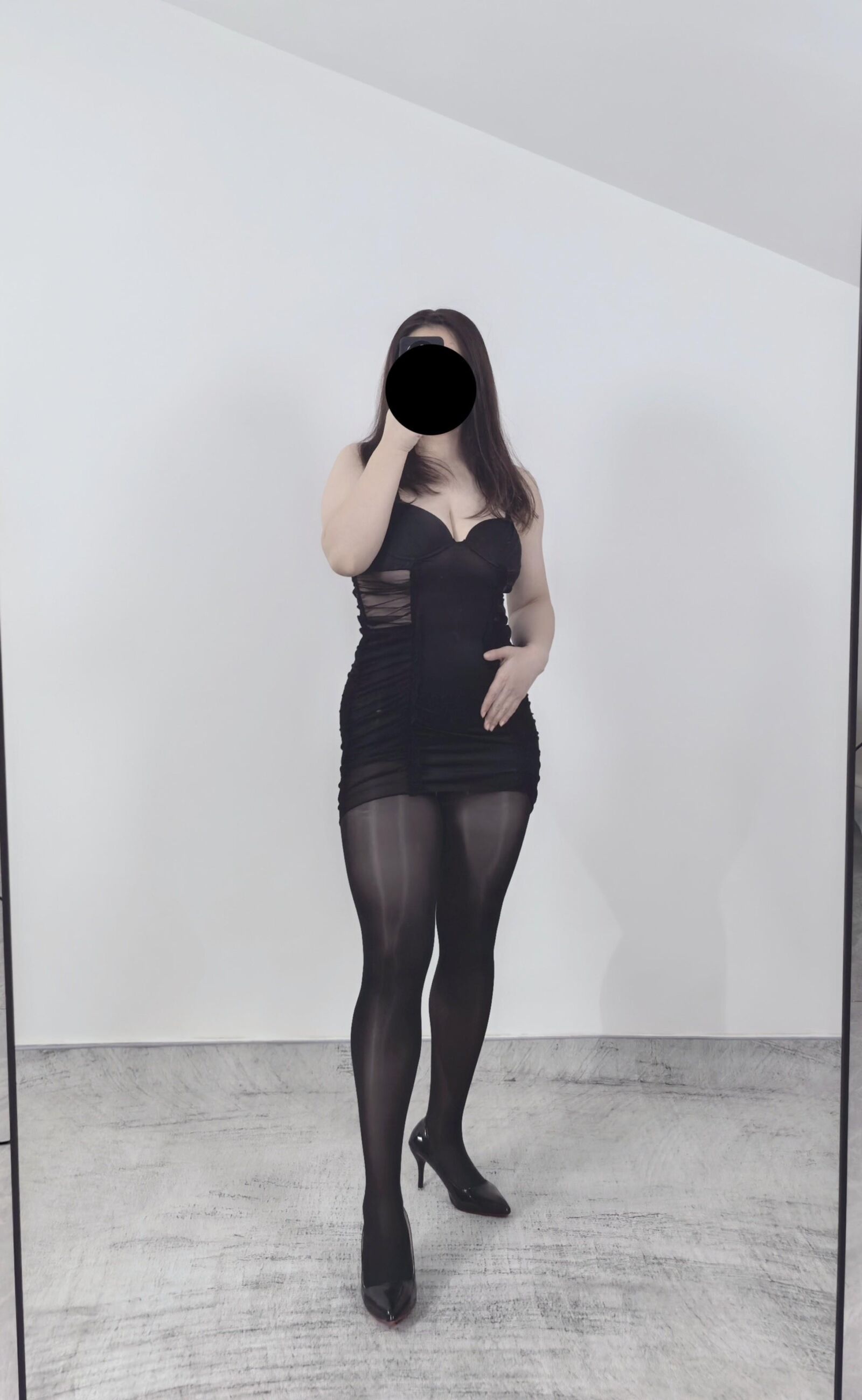 Esposa posando en nueva lencería para mí