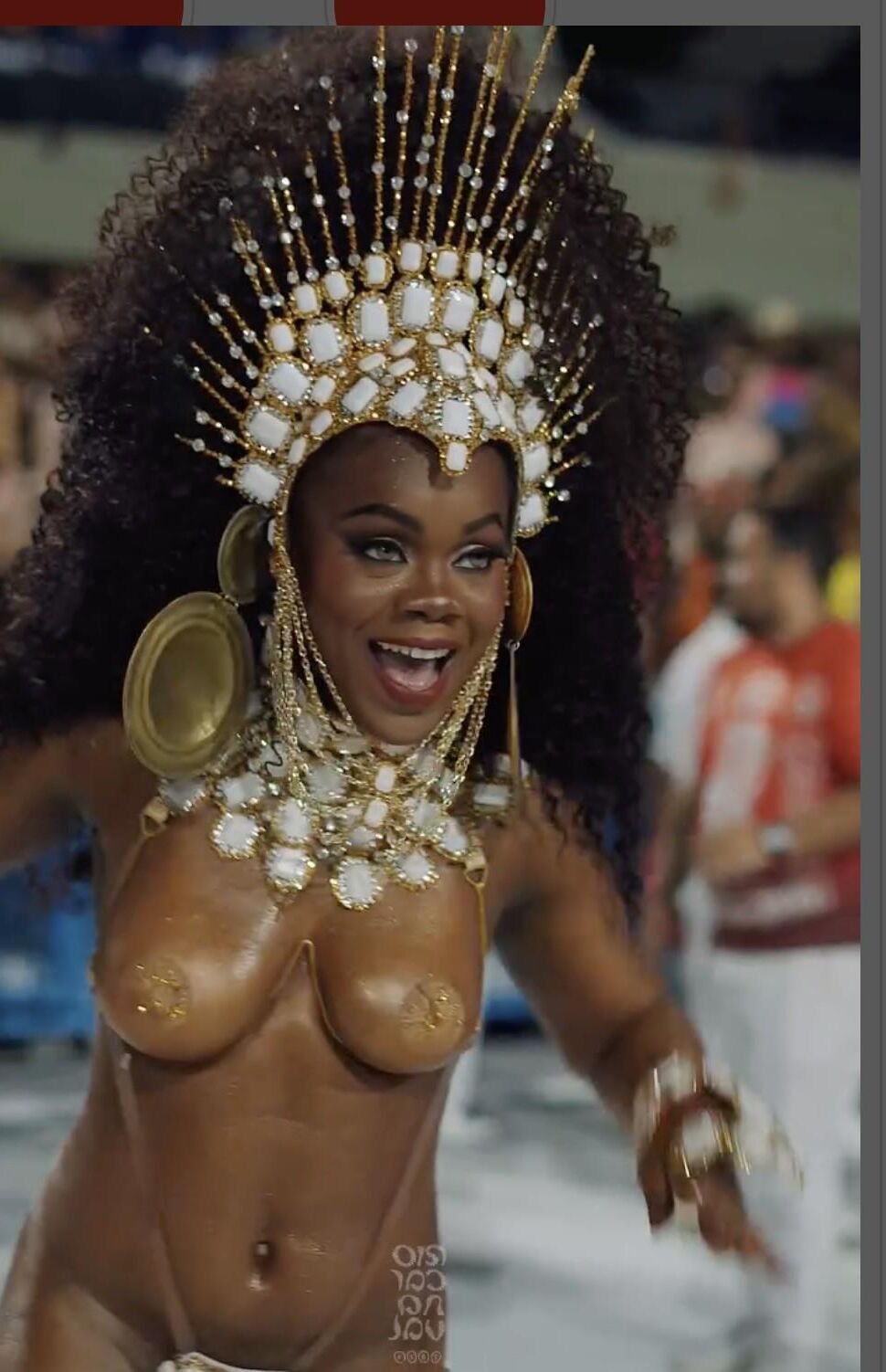 Larissa Reis schüttelt ihre Titten bei Rio Carnival