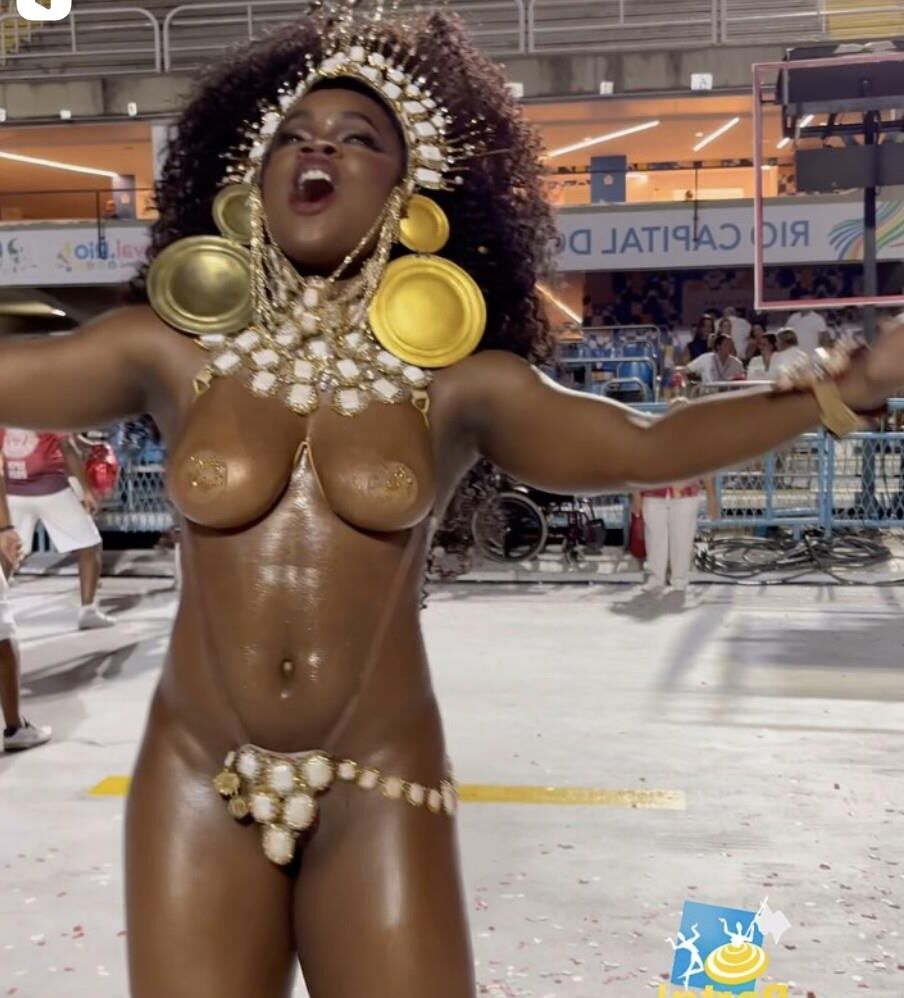 Larissa Reis schüttelt ihre Titten bei Rio Carnival