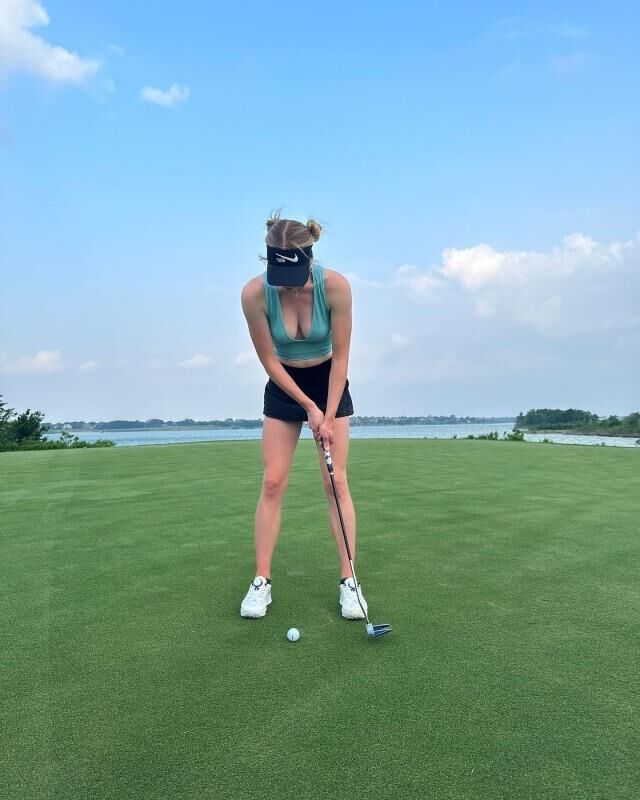 Blonde Golffer любит демонстрировать пышные супер сиськи тела