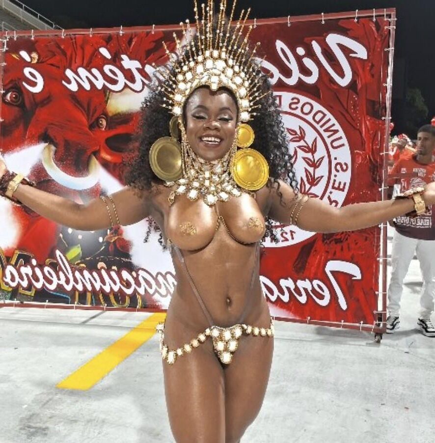 Larissa Reis schüttelt ihre Titten bei Rio Carnival