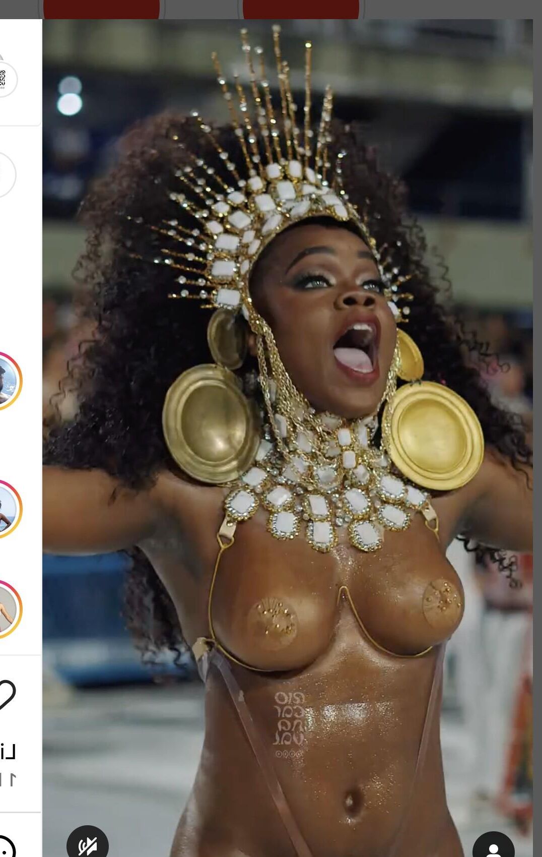 Larissa Reis sacude sus tetas en Rio Carnival