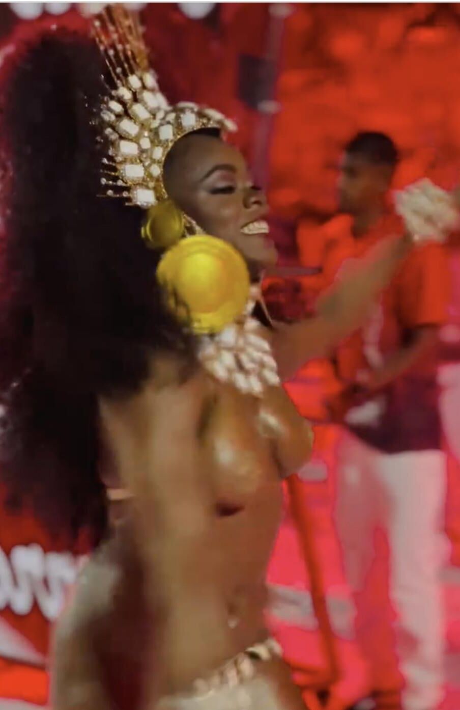 Larissa Reis sacude sus tetas en Rio Carnival