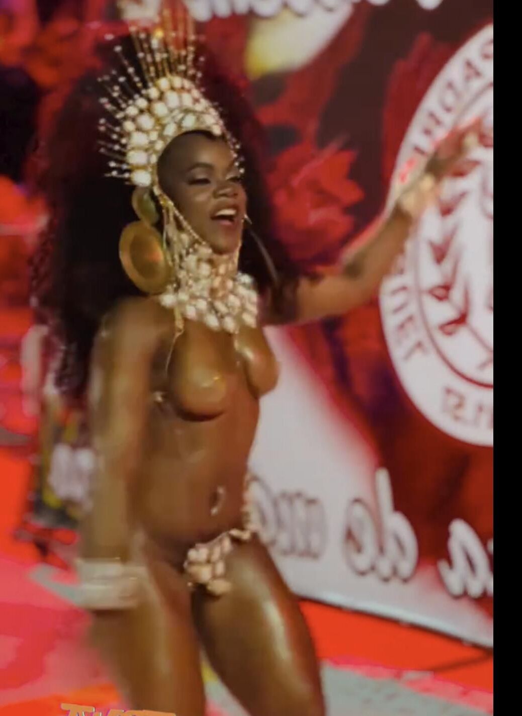 Larissa Reis schüttelt ihre Titten bei Rio Carnival