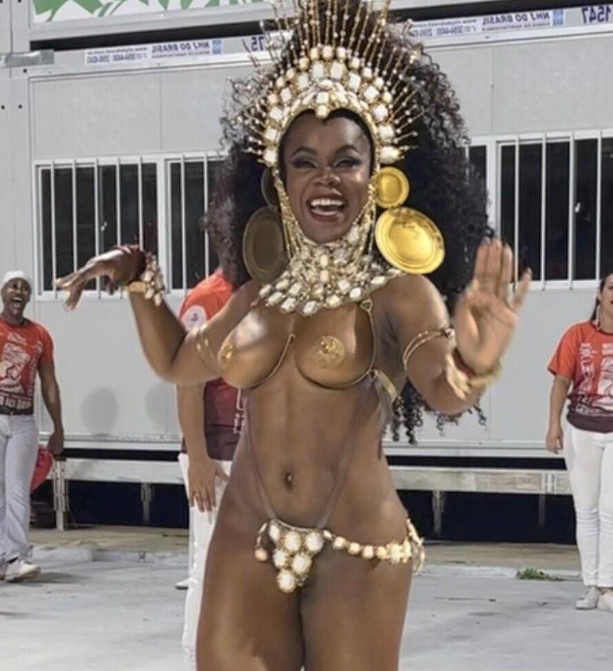 Larissa Reis schüttelt ihre Titten bei Rio Carnival