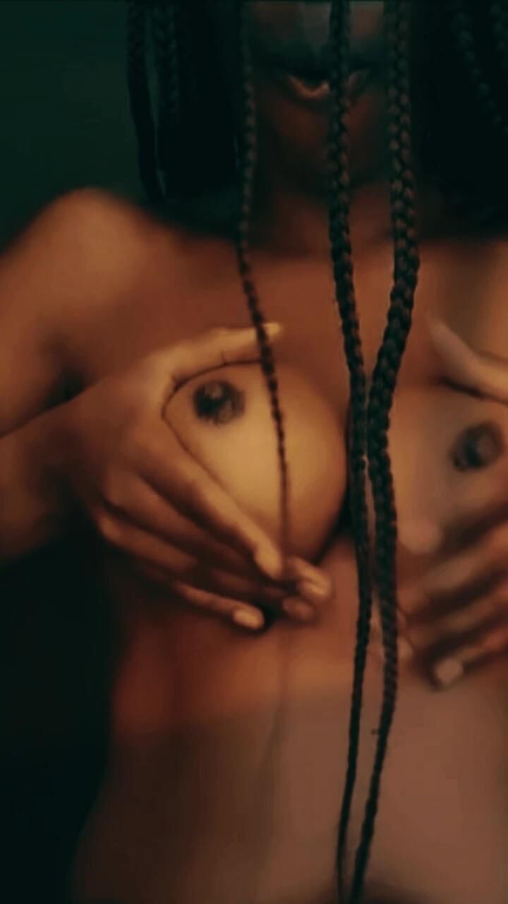 Súper caliente Nairobi Ebony burlándose desnudo jugando con su cabello largo