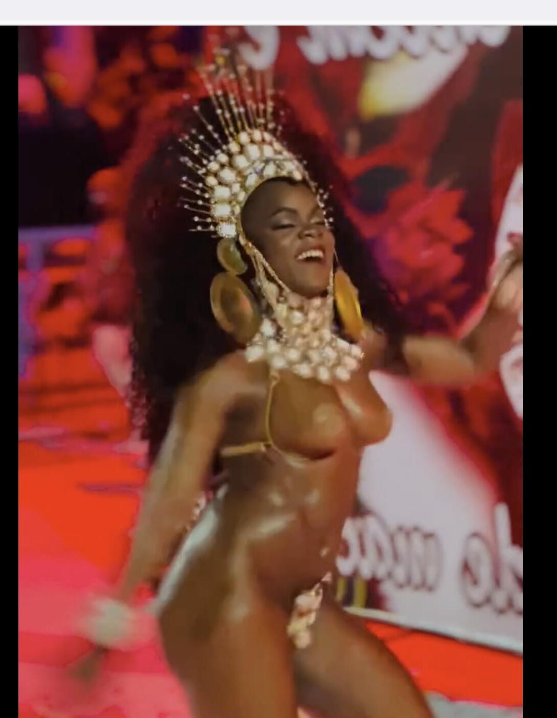 Larissa Reis sacude sus tetas en Rio Carnival