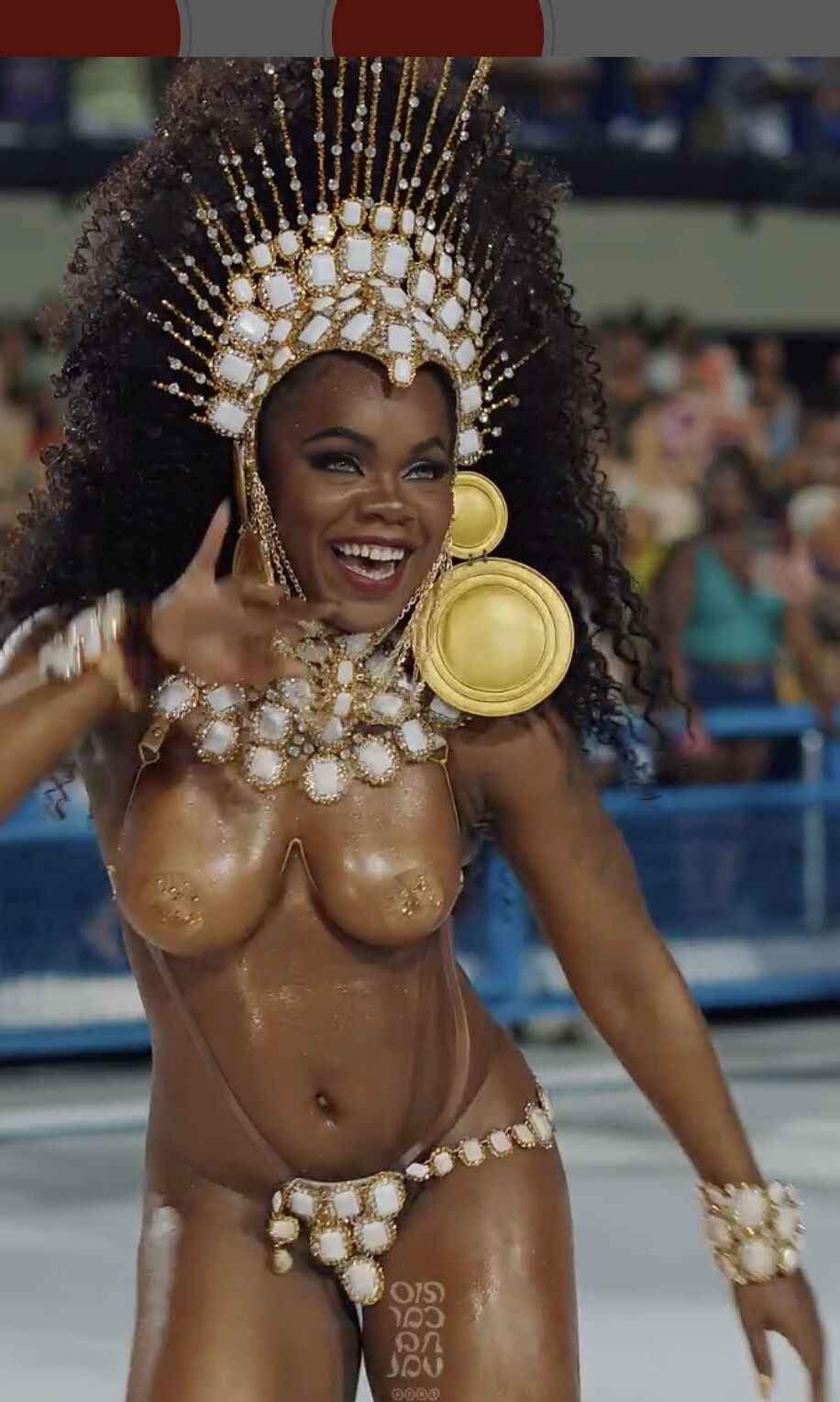 Larissa Reis schüttelt ihre Titten bei Rio Carnival