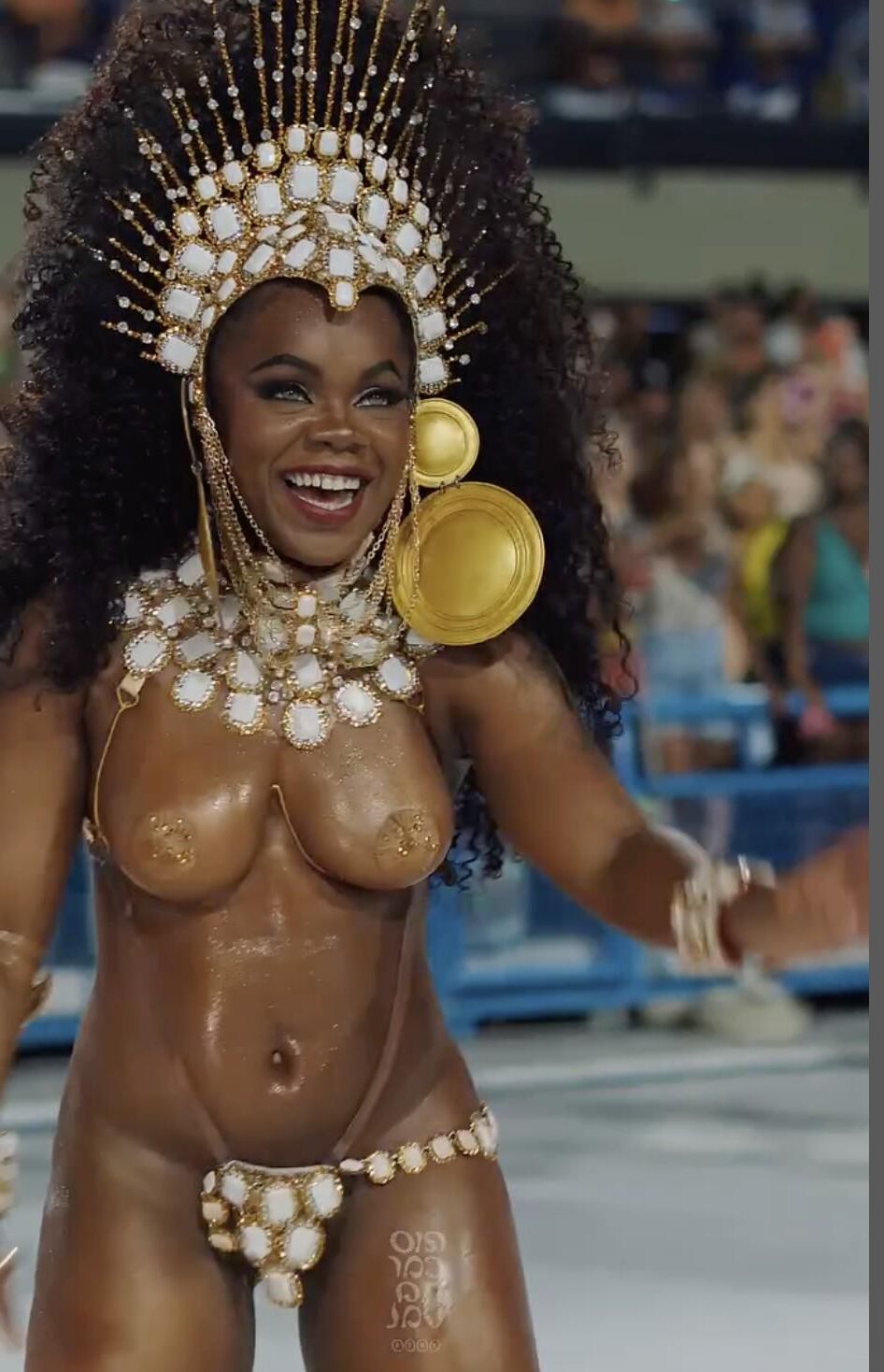 Larissa Reis schüttelt ihre Titten bei Rio Carnival