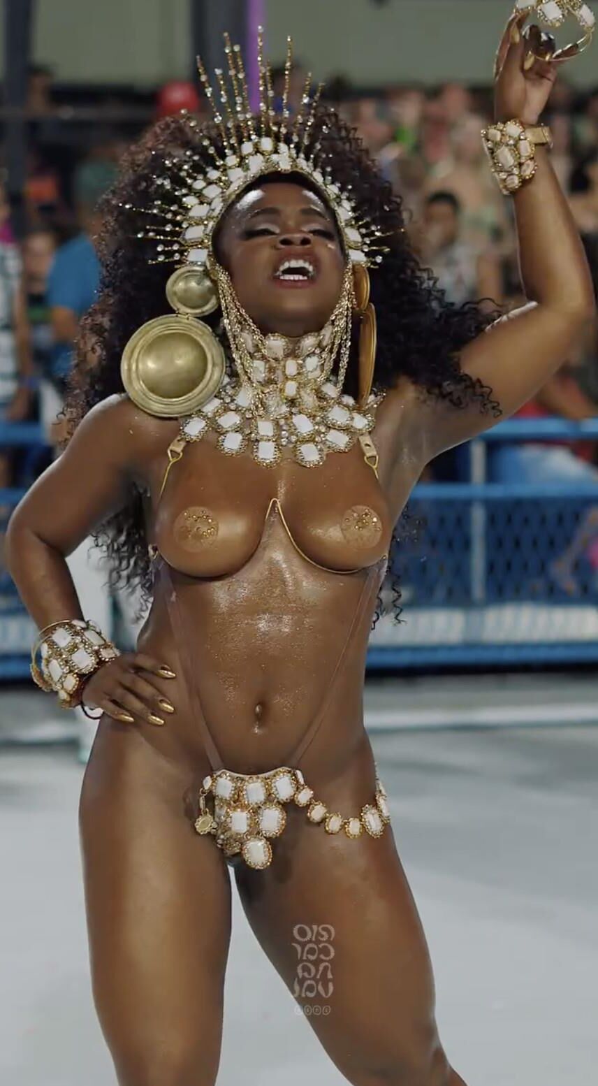 Larissa Reis sacude sus tetas en Rio Carnival