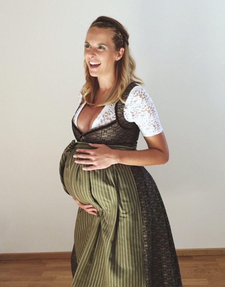 Fesche Madln im Dirndl ZumiHundertsibenundneuzigste`n